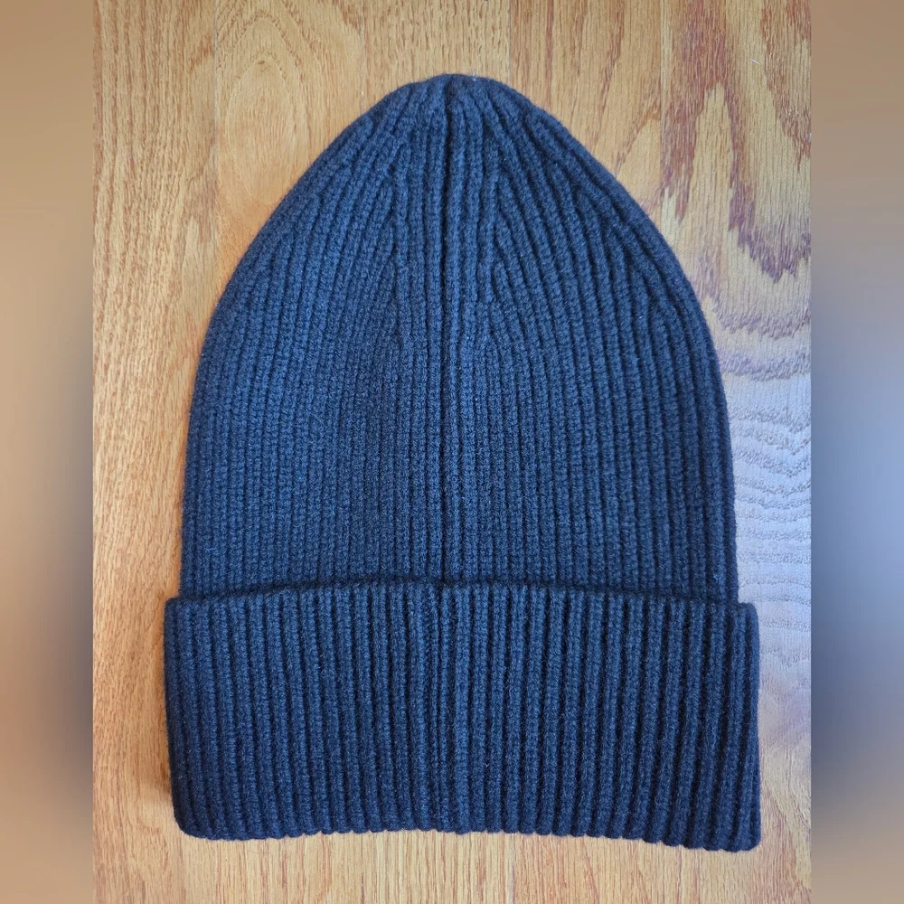 Louis Vuitton Black Ribbed Knit Cuff Beanie with LV Metal Logo - Picture 2 of 4